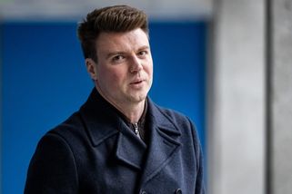 Úspěšný byznysmen a mecenáš. Kdo je řidič, který svým porsche smrtelně zranil ženu s kočárkem?