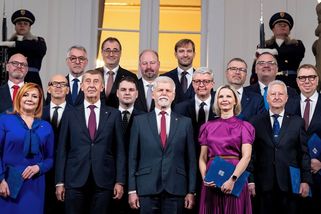 Sto dní vlády: Za sebou má vyhazovy, před sebou zkoušky odolnosti - Novinky