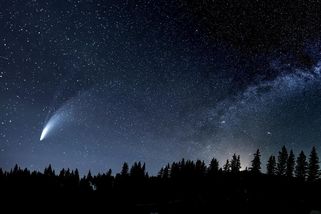 Nevídaný úkaz ve znamení Střelce: Vzácná kometa Lemmon jako šíp letící vzduchem. Co na to horoskop?