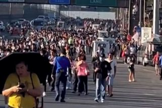 Stovky Filipínců blokují silnice, kvůli drahým palivům chodí pěšky - Novinky