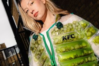 KFC to zkouší přes módu, šokuje bundou s okurkami a lákem, který lze upíjet. Nosili byste ji?