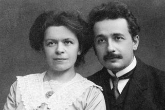 Albert Einstein opustil svoji ženu kvůli vlastní sestřenici. Vykoupil se 32 000 dolary z „Nobelovky“ - Médium.cz