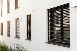 Okna si už nemůžete jen tak zatemnit roletami. Majitelé bytů zjišťují, že porušili pravidla a hrozí jim pokuta