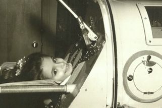 Žena se železnými plícemi: Martha Lillard přežívá díky technice staré 70 let!