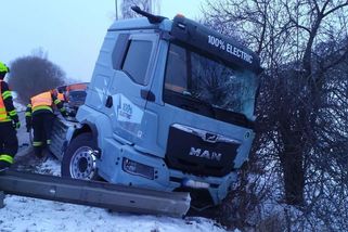Elektrický tahač smetl ze silnice běžný kamion a zablokoval tah mezi Brnem a Uherským Hradištěm - Novinky