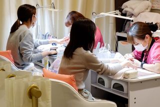 „Byla jsem přesvědčená, že se smějí mně,“ promluvila zákaznice o zážitku v salonu. Zapnula překladač a zjistila pravdu