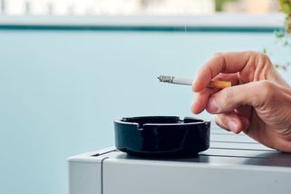 „Nedá se větrat a nedopalky hážou k nám.“ Co dělat, pokud vás sousedé obtěžují kouřením na balkoně?