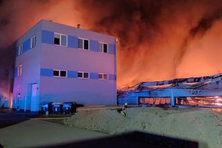 Za požárem v Pardubicích mohli být i cizí zpravodajci. Podobné útoky známe ze Západu, popisuje expert - Novinky