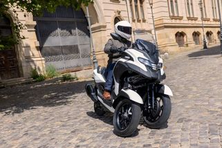 Yamaha Tricity 300 je už velký stroj, na kterém zvládnete i dálnici, ale stačí vám řidičák na auto. A má airbag! - Garáž.cz