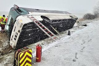 Na Bruntálsku boural autobus. Zranilo se jedenáct lidí, včetně dítěte