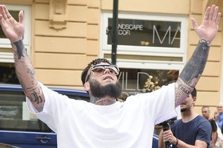 Rapper Leo Beránek se po 7 letech vrátil z basy s potetovanou tváří