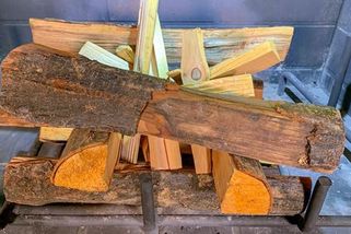 Češi objevili revoluční způsob, jak ušetřit na vytápění. Dřevo teď hoří několikanásobně déle, vše spočívá ve způsobu podpalování