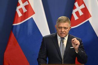 V Kyjevě žádná válka není, mudroval Fico, který tam ale nejede. Poté utekl z tiskovky - Novinky