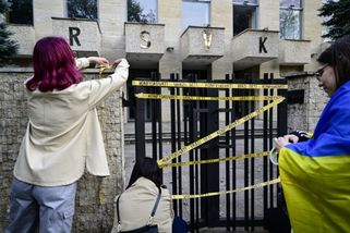 Desítky lidí dnes v Praze protestovaly proti šíření ruské kultury v Česku