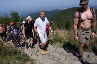 FOTO: Babiš se třemi psy vylezl na Lysou horu - Novinky
