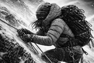 Lhaka Sherpa: Žena která několikrát zdolala vrchol Everestu. I její osobní život byl bojem o přežití - Médium.cz