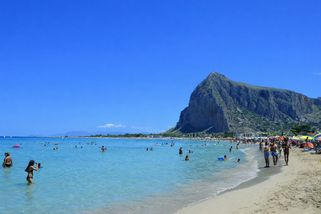 Karibik v Evropě? Našli jsme krásnou pláž s jemným bílým pískem a tyrkysovou vodou