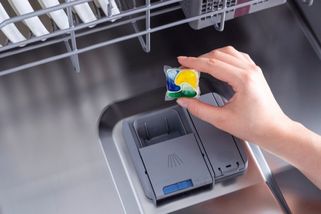 Test kapslí do myčky: Naše redakce myla přes 300 sad nádobí. Který produkt zvládl mastný pekáč a který nechal fleky?