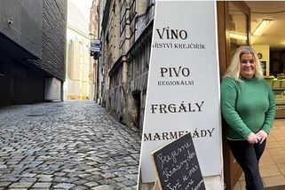 Močí a kálejí u obchůdku v centru Olomouce. Majitelce docházejí síly