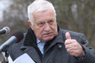 Poražení by měli přijmout porážku, vyzval Klaus. Situaci okomentoval Šándor