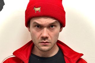 „Označte je králičími oušky a korálky.“ Adam Ernest v ostrém singlu nakládá revizorům | Headliner