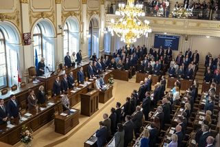 Stovky absencí za plný plat. Za čtyři roky si vzalo neschopenku jen šest poslanců - Novinky