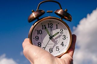 Konec střídání času? Evropa váhá, pekař Pecka se ho nedožil - Médium.cz