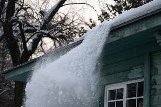 Sníh a led padající ze střech a úraz na chodníku? Škodu vám zaplatí majitel! - Proženy.cz