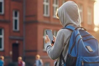 Zákazy používání mobilů ve školách jsou prý k ničemu, tvrdí nová analýza