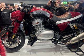 Jawa v Brně ukázala prototyp litrové mašiny, o které fanoušci roky jen snili. Teď může být vaše, ale připravte si ohromující sumu - Garáž.cz