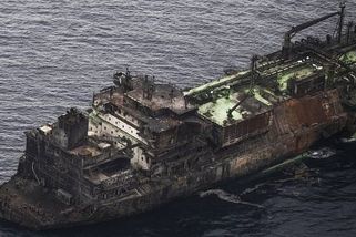 Bludný ruský tanker ve Středozemí je tikající bombou. Ke katastrofě stačí málo