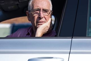 Řidičák až do smrti? V Evropě se znovu řeší testy pro seniory nad 75 let. Může podobné pravidlo přijít i do Česka