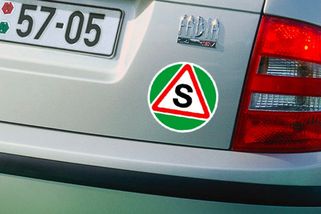 Řidiče-seniory čeká od ledna 2026 nová povinnost. Lékařům se nelíbí. Dává podle vás smysl?