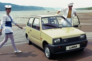 Lada vyráběla v devadesátých letech miniaturní autíčko, které nejspíš neznáte. Byla to vlastně obdoba Velorexu - Garáž.cz