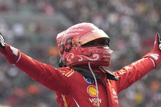 Divočina v Mexiku. Vládl Sainz, Verstappena tvrdě potrestali komisaři - Sport.cz