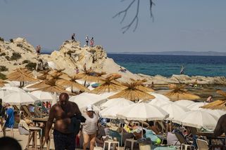 Střelba na řecké pláži. Několik lidí je zraněných, jeden bojuje o život