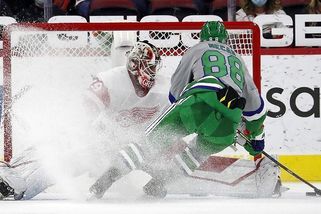 Carolina - Detroit 4:5 SN, Nečas z Caroliny se znovu trefil, s Mrázkem v bráně Detroit nestačili. Gólman Kořenář debutoval - Sport.cz