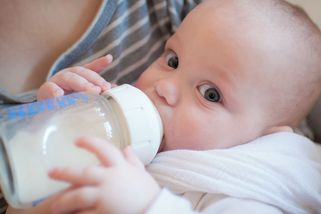 Zvracení i krev ve stolici. Přibývá podezření na otravu kojeneckým mlékem - Seznam Zprávy