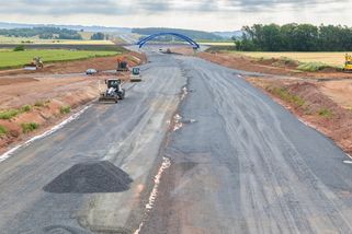 Stavba D11 u polských hranic nabírá zpoždění. Problémem je sesedání násypů