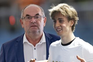 Se zlatým Jílkem si přišel plácnout i odsouzený „boss“ Pelta. Video z Českého domu budí vášně