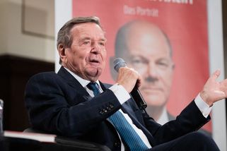 Schröder v Moskvě. Chce jednat s Putinem o míru na Ukrajině, píše Politico - Seznam Zprávy