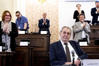 Zeman po dlouhé době na veřejnosti: Za zesměšnění vlády na semináři SPD sklidil ovace vestoje - Novinky