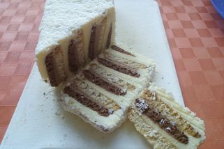 Nepečený pruháč z Bebe sušenek máte hotový za chvilku a na stole udělá velkou parádu! Je dokonale měkký, sladký a lahodně krémový