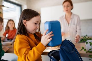 Na rodičáku se ptali, proč dcera nenosí svačinu. Když jsem jim to vysvětlila, bylo trapné ticho - Médium.cz