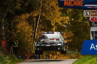 Bál se českých silnic a doplatil na ně. Ogier na Šumavě boural a zničil vůz - Sport.cz