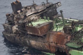 FOTO: Zničený tanker bloudí Středozemním mořem a ohrožuje Maltu - Novinky