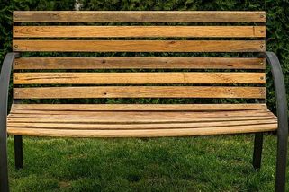 Jak dát staré dřevěné lavičce nový look? Natřete ji!