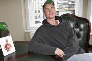 Český Ken se ukázal s obvázanou hlavou a opuchlým obličejem po faceliftu