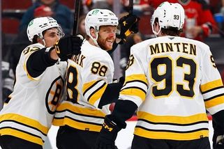 Pastrňák dojal svět: Něžné chvíle s dcerkou u mantinelu, pak gólová paráda