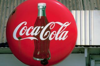 Nepozvali muže na „dámskou jízdu“. Stáčírna Coca-Coly kvůli tomu čelí žalobě - Novinky